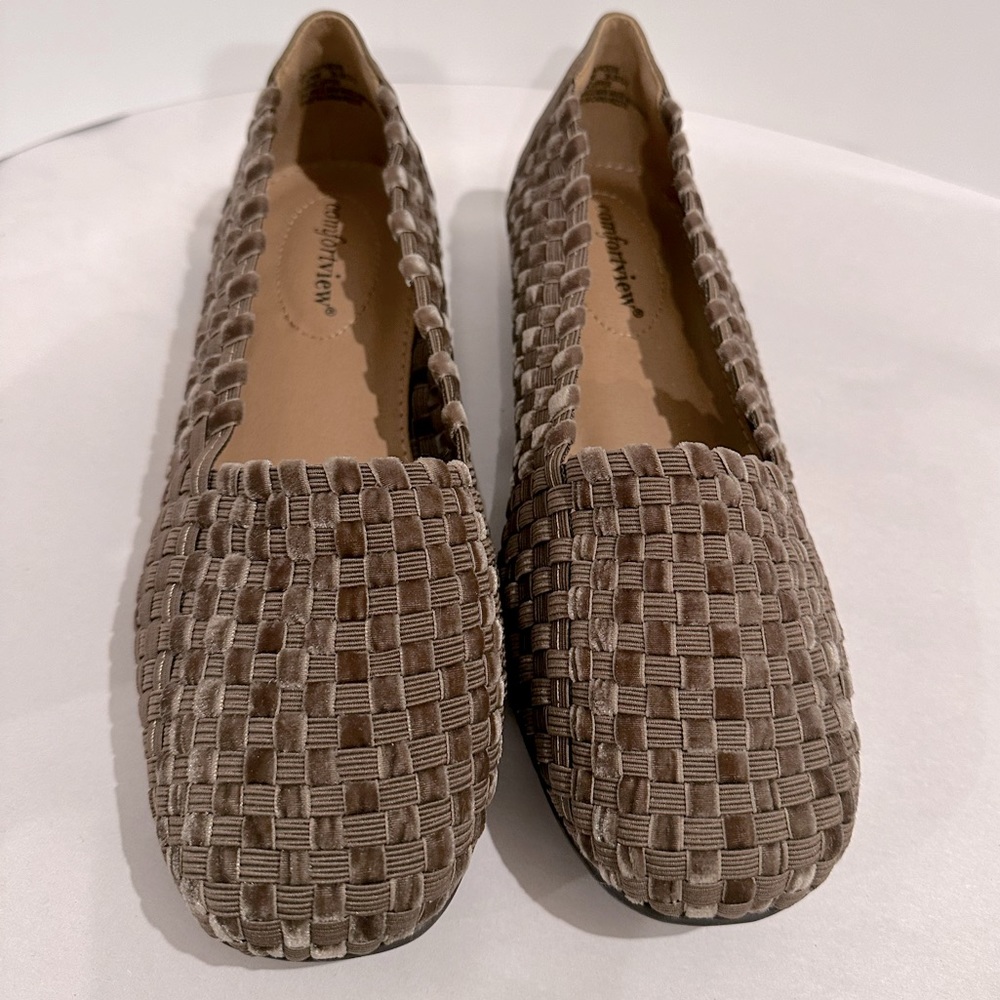 Comfortview Bethany 26388 Womens Velvet Brown Woven Flats Size 71/2 W (00200)